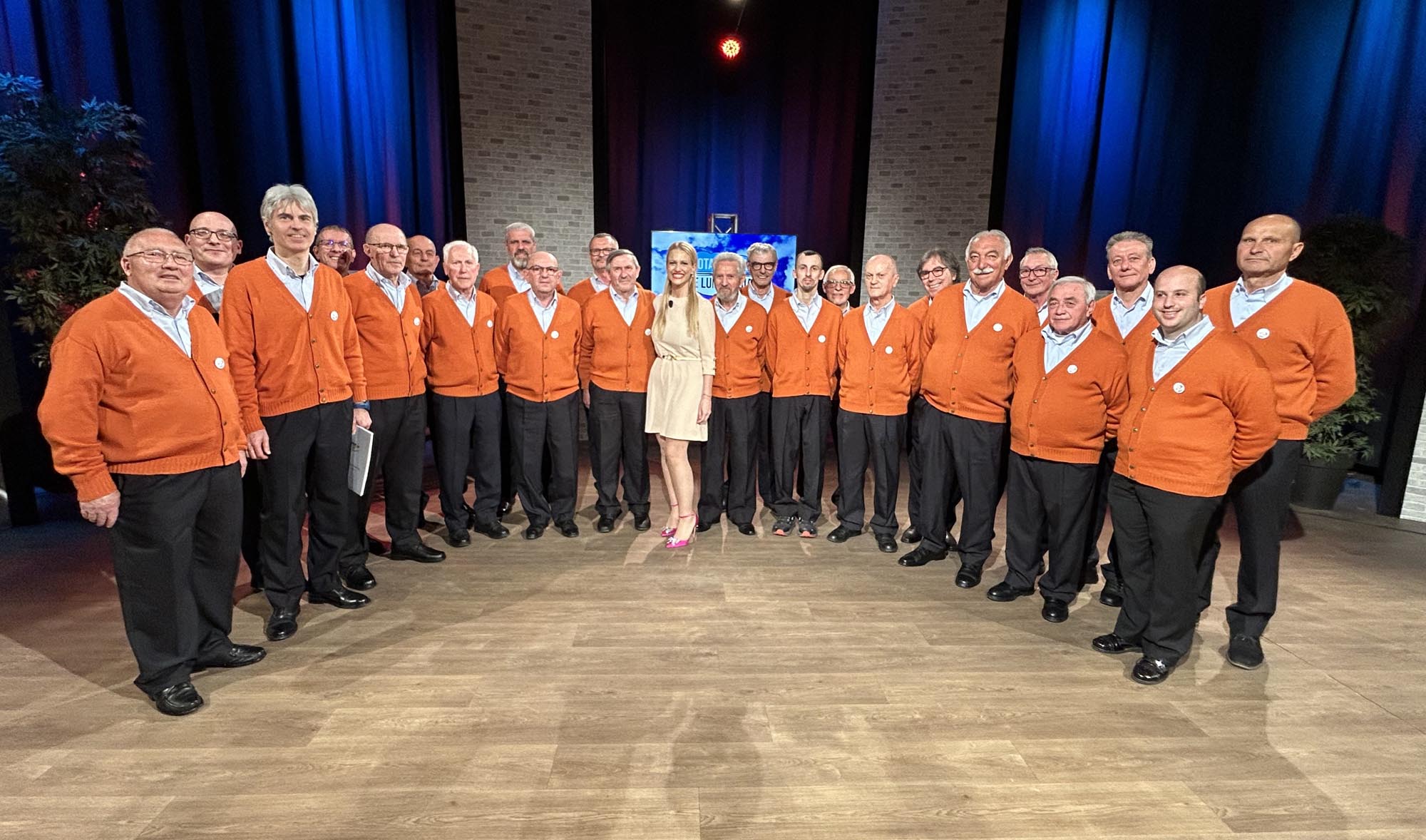 Il coro ALPA presso gli studi televisivi di Antenna3 a Milano