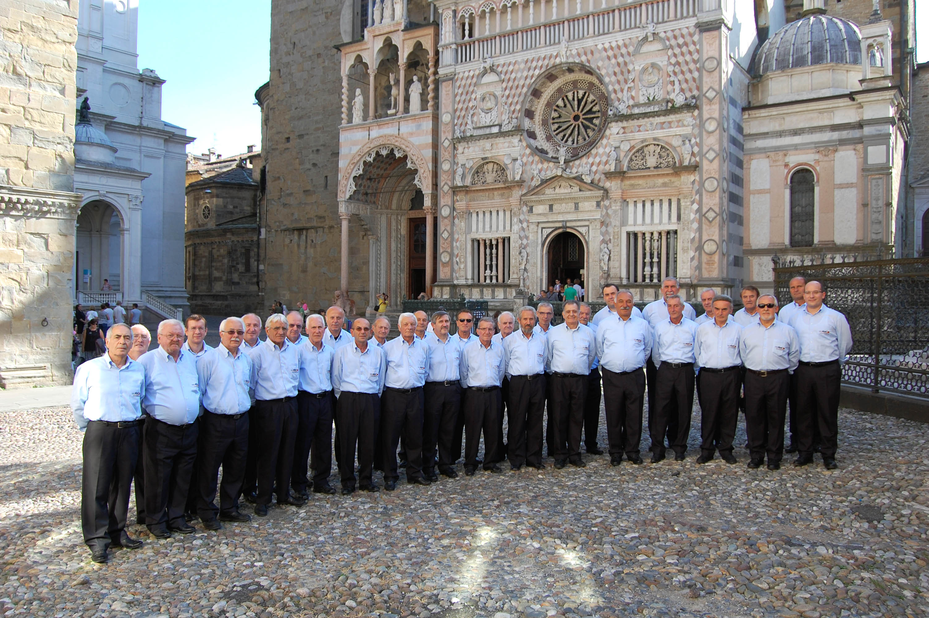 Il coro ALPA in posa a Bergamo - Città Alta