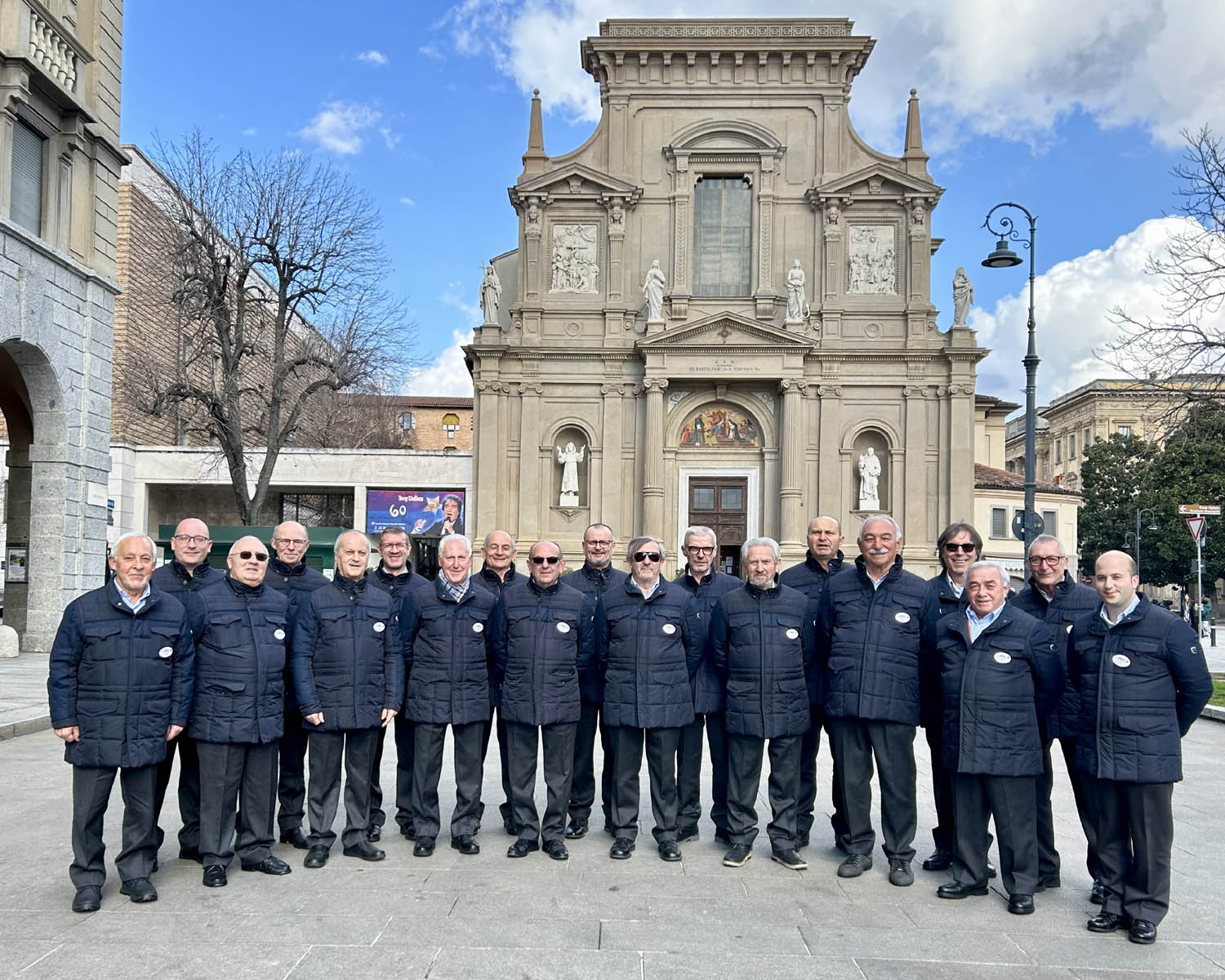 Il Coro ALPA in posa a Bergamo davanti alla Chiesa di S. Bartolomeo - 25/02/2024