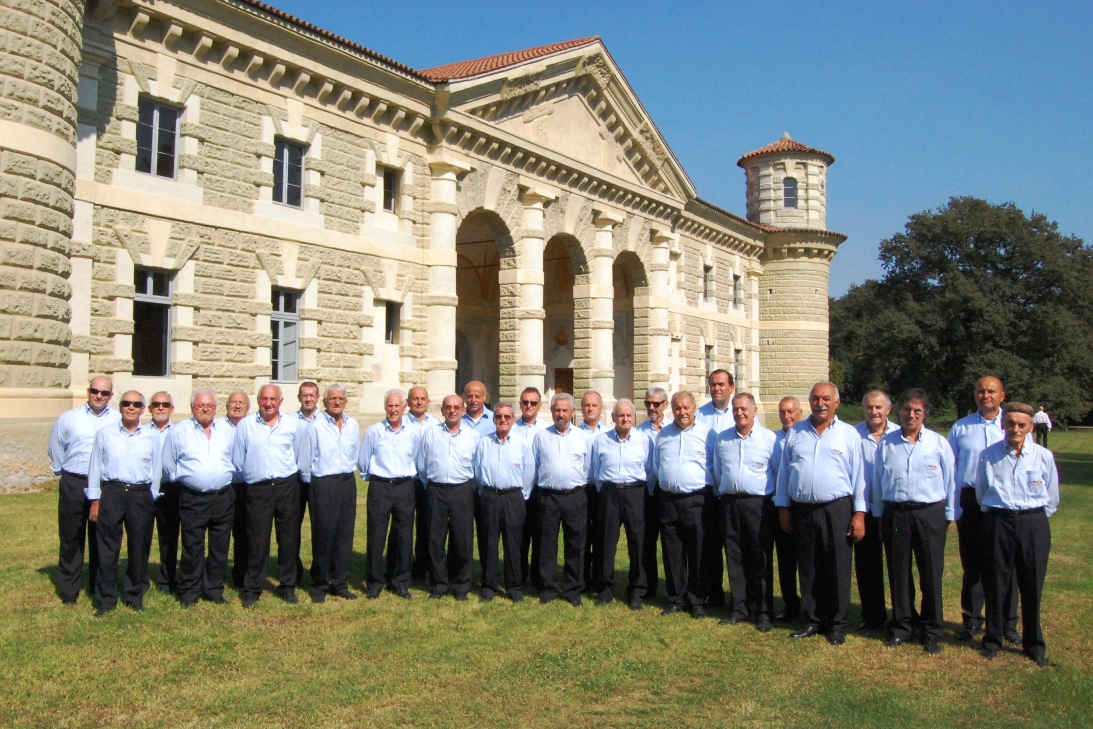 Il coro ALPA in posa davanti alla tenuta di caccia dei Gonzaga a Bosco Fontana - MARMIROLO - MANTOVA