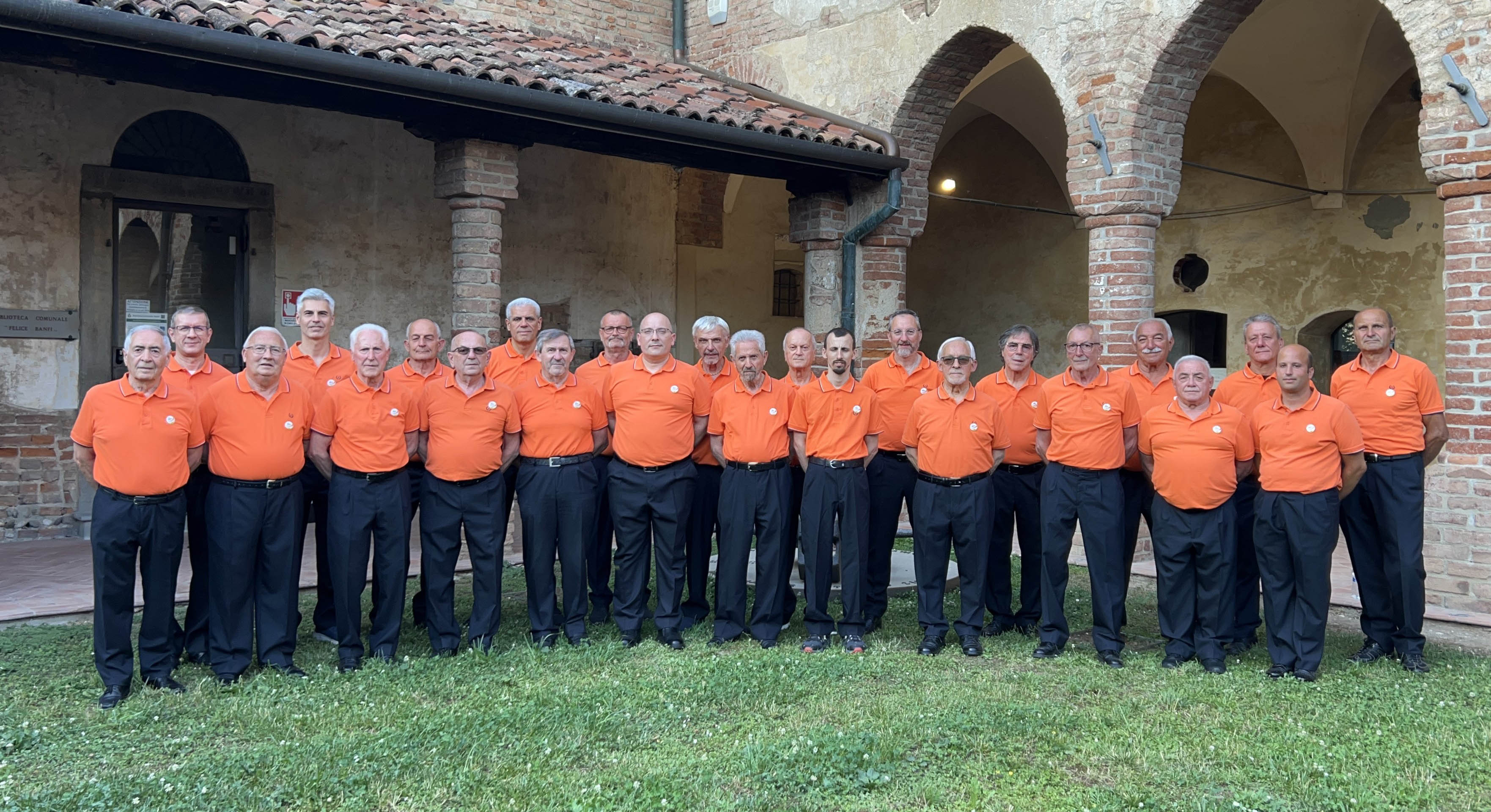 Il coro ALPA in posa nel chiostro dell'Ex-convento di S. Bernardino in Caravaggio